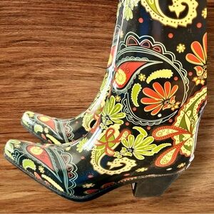 Elegant Black and Green Heeled Boots with Ornate Patterns